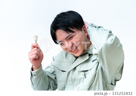 鍵を持った業者 鍵を持った業者 131252832