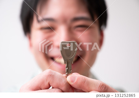 鍵をもった業者 131252865