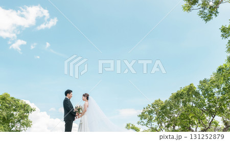 空バックの新郎新婦(ウェディング・結婚式・ブライダル・ロケーションフォト・フォトウェディング) 空バックの新郎新婦(ウェディング・結婚式・ブライダル・ロケーションフォト・フォトウェディング) 131252879