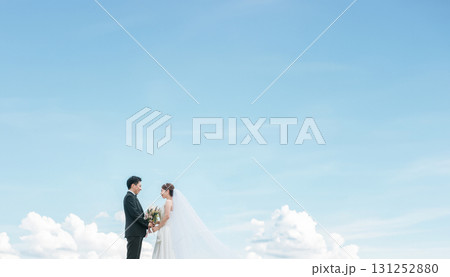 空バックの新郎新婦（ウェディング・結婚式・ブライダル・ロケーションフォト・フォトウェディング） 131252880
