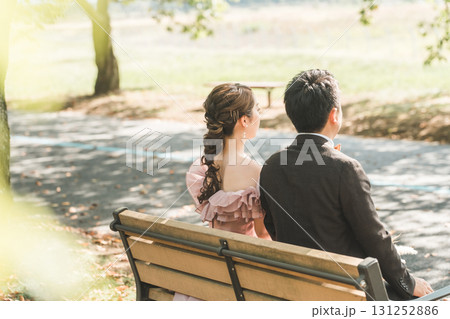 公園のベンチに座るカップル（結婚・ウェディング・ブライダル） 131252886