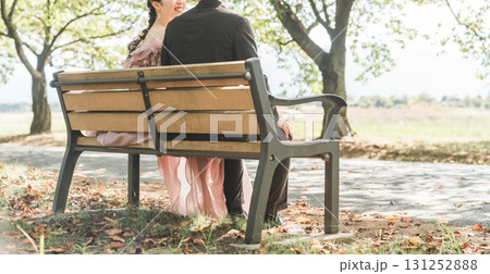 公園のベンチに座るカップル(結婚・ウェディング・ブライダル) 公園のベンチに座るカップル(結婚・ウェディング・ブライダル) 131252888