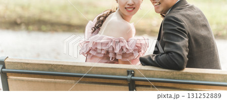 公園のベンチに座るカップル（結婚・ウェディング・ブライダル） 131252889
