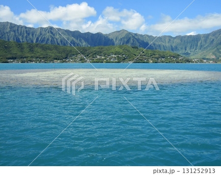 ハワイ・カネオヘ湾　引き潮で現れる天国の海サンドバーとコウラウ山脈の無人絶景｜観光広告・旅行バナー・ 131252913