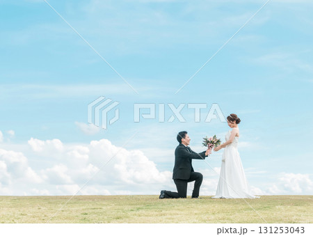 跪いて花束を渡す新郎とドレス姿の新婦(ウェディング・結婚式・ブライダル・フォトウェディング) 跪いて花束を渡す新郎とドレス姿の新婦(ウェディング・結婚式・ブライダル・フォトウェディング) 131253043