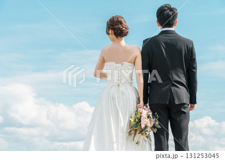 空バックの新郎新婦（ウェディング・結婚式・ブライダル・ロケーションフォト・フォトウェディング） 131253045