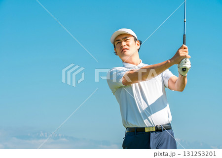 ゴルフ場でゴルフをするゴルファーの男性(真剣・ティーショット・ゴルフコンペ) 131253201