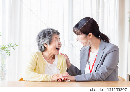 シニア女性とビジネスウーマン 131253207