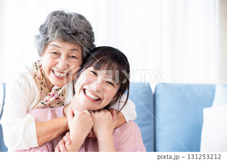シニアと若い女性 シニアと若い女性 131253212