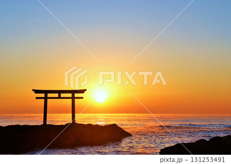茨城県　大洗磯前神社からの初日の出 131253491