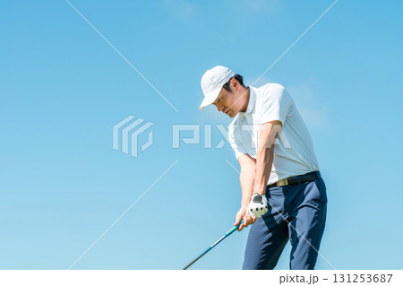 ゴルフ場でゴルフをするゴルファーの男性(ティーショット・ゴルフコンペ) 131253687