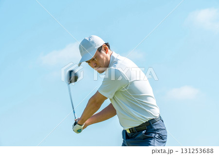 ゴルフ場でゴルフをするゴルファーの男性(ティーショット・ゴルフコンペ) ゴルフ場でゴルフをするゴルファーの男性(ティーショット・ゴルフコンペ) 131253688