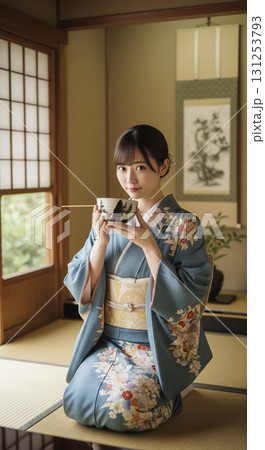 着物姿の日本人女性 お茶を飲む 着物姿の日本人女性 お茶を飲む 131253793