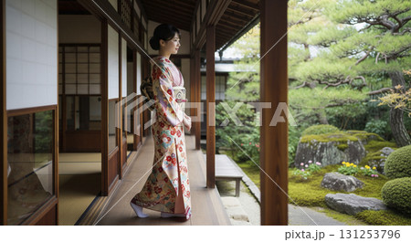 着物姿の日本人女性　庭園を眺める 131253796