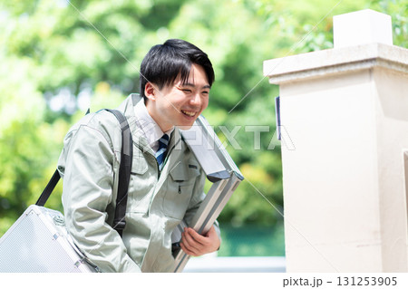 インターホンで挨拶する業者 131253905