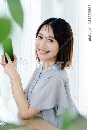 スマホを持つ若い女性 スマホを持つ若い女性 131253968