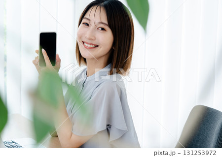 スマホを持つ若い女性 スマホを持つ若い女性 131253972