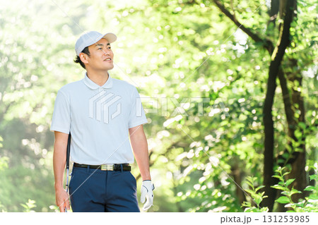 新緑の中でゴルフウェアを着た男性ゴルファー(ゴルフコース・アカデミー・会員権) 新緑の中でゴルフウェアを着た男性ゴルファー(ゴルフコース・アカデミー・会員権) 131253985