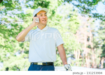 ゴルフ場でスマホを使う男性ゴルファー（アプリ・スコア・スコア管理・コース戦略・コースマップ） 131253994