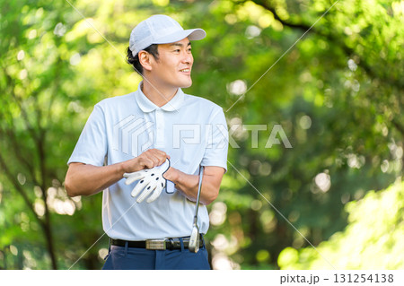 ゴルフグローブをはめるゴルファーの男性 131254138