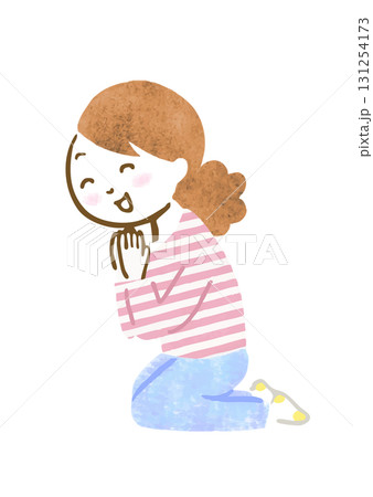 何かを見て喜んでいる女性の手描きイラスト（座位） 131254173