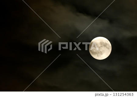 曇り空の満月 131254363