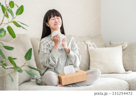 花粉症,鼻炎で鼻を噛む若いアジア人女性(スギ花粉,ヒノキ花粉,アレルギー性鼻炎) 花粉症,鼻炎で鼻を噛む若いアジア人女性(スギ花粉,ヒノキ花粉,アレルギー性鼻炎) 131254472