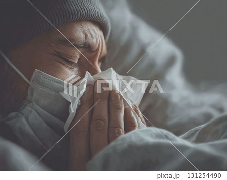 体調不良でマスクをつけて休む男性 131254490