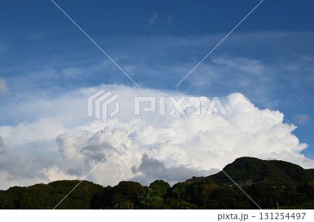 青空と白い雲、夏の雲、秋の雲 131254497