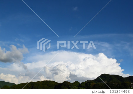 青空と白い雲、夏の雲、秋の雲 青空と白い雲、夏の雲、秋の雲 131254498