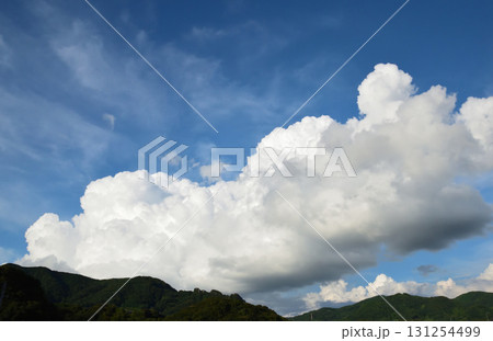 青空と白い雲、夏の雲、秋の雲 131254499