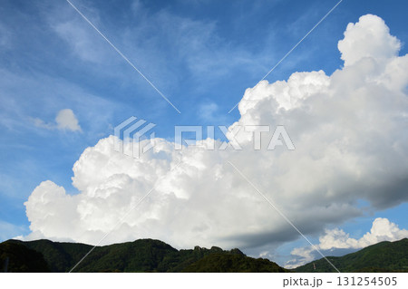 青空と白い雲、夏の雲、秋の雲 青空と白い雲、夏の雲、秋の雲 131254505