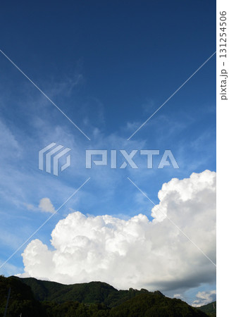 青空と白い雲、夏の雲、秋の雲 131254506