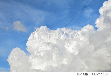 青空と白い雲、夏の雲、秋の雲 青空と白い雲、夏の雲、秋の雲 131254508