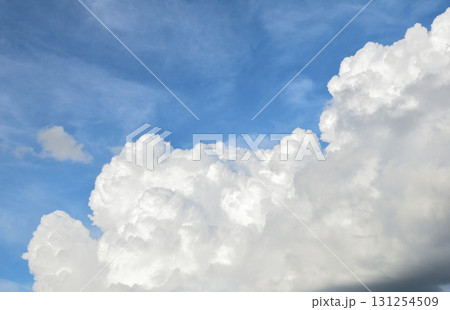 青空と白い雲、夏の雲、秋の雲 青空と白い雲、夏の雲、秋の雲 131254509