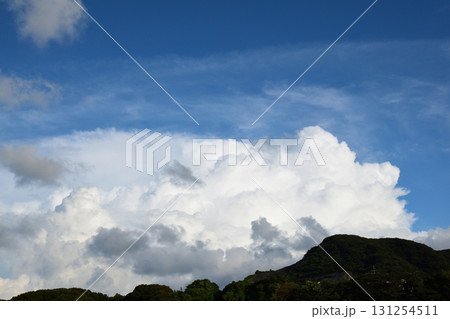 青空と白い雲、夏の雲、秋の雲 青空と白い雲、夏の雲、秋の雲 131254511