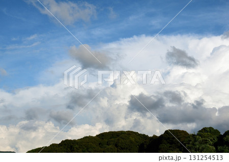青空と白い雲、夏の雲、秋の雲 青空と白い雲、夏の雲、秋の雲 131254513