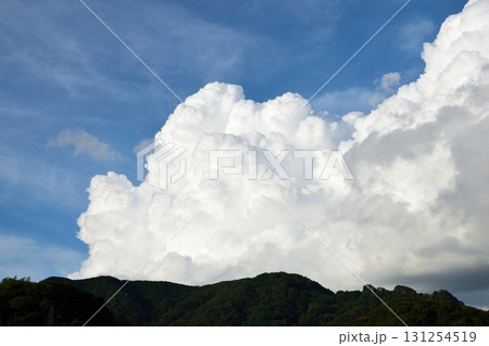 青空と白い雲、夏の雲、秋の雲 131254519