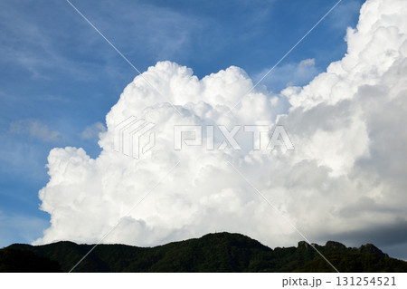 青空と白い雲、夏の雲、秋の雲 131254521