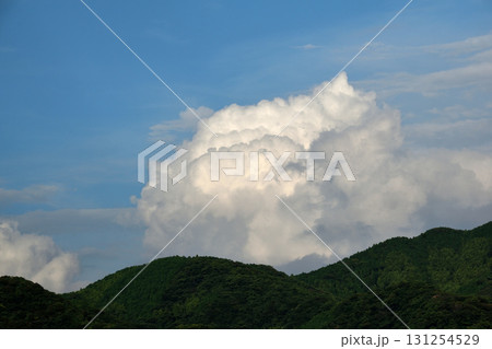 青空と白い雲、夏の雲、秋の雲 青空と白い雲、夏の雲、秋の雲 131254529