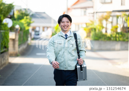 歩く若い業者の男性 歩く若い業者の男性 131254674