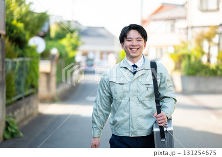 歩く若い業者の男性 歩く若い業者の男性 131254675
