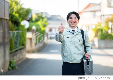 歩く若い業者の男性 歩く若い業者の男性 131254679