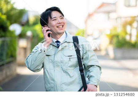 歩く若い業者の男性 歩く若い業者の男性 131254680