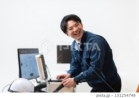 出かける業者の男性 出かける業者の男性 131254749