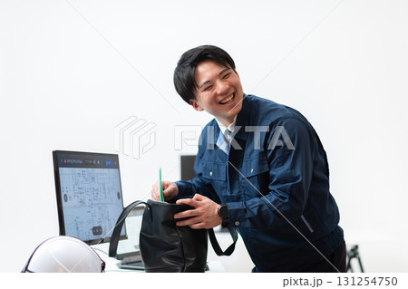 出かける業者の男性 131254750