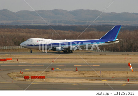 遠くの山並みを背景に秋の空港に到着した飛行機 131255013