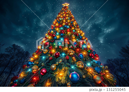 夜空に輝く巨大なクリスマスツリーのイルミネーション 夜空に輝く巨大なクリスマスツリーのイルミネーション 131255045