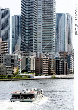 隅田川を走る水上バスとビル群 131255099