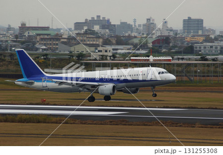 町並みを背景に空港に着陸する飛行機 町並みを背景に空港に着陸する飛行機 131255308